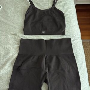 SET Set Active set- biker shorts and tank top
Power Shorts:L
Power Ribbed Tank:M